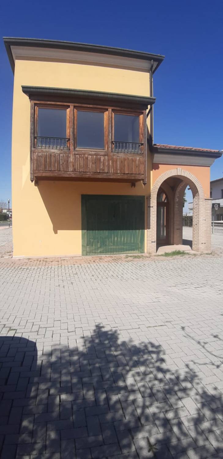 Locale Commerciale Due Carrare